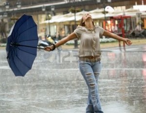 22742785-femme-souriante-avec-parasol-b-n-ficiant-sous-la-pluie