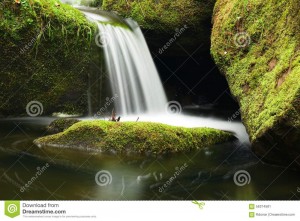 cascade-sur-le-petit-courant-de-montagne-l-eau-en-cristal-froide-tombe-au-dessus-des-rochers-moussus-de-basalte-dans-la-petite-56374581