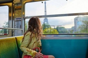 42733261-belle-jeune-femme-voyageant-dans-un-train-du-m-tro-parisien-et-en-regardant-travers-la-fen-tre-de-l