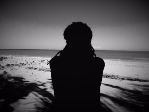 ob_4f2bbb_1-silhouette-de-femme-au-bord-de-mer