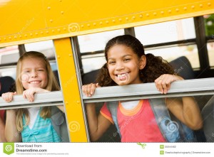 autobus-scolaire-filles-regardant-la-fentre-d-autobus-55044482