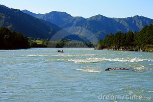 transporter-sur-par-radeau-le-fleuve-de-montagne-12204620