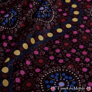 Zoom-tissu-aborigene-DREAMTIME-FLOWERS-BLACK
