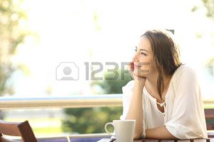 52549295-pensive-femme-heureuse-se-souvenir-regardant-c-t-assis-dans-un-bar-ou-la-maison-terrasse